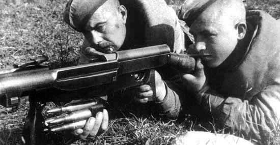 Radzieccy żołnierze z karabinem PTRD