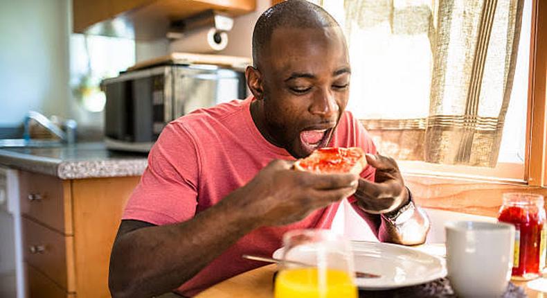 Ces choses à ne pas faire immédiatement après avoir mangé/iStock]