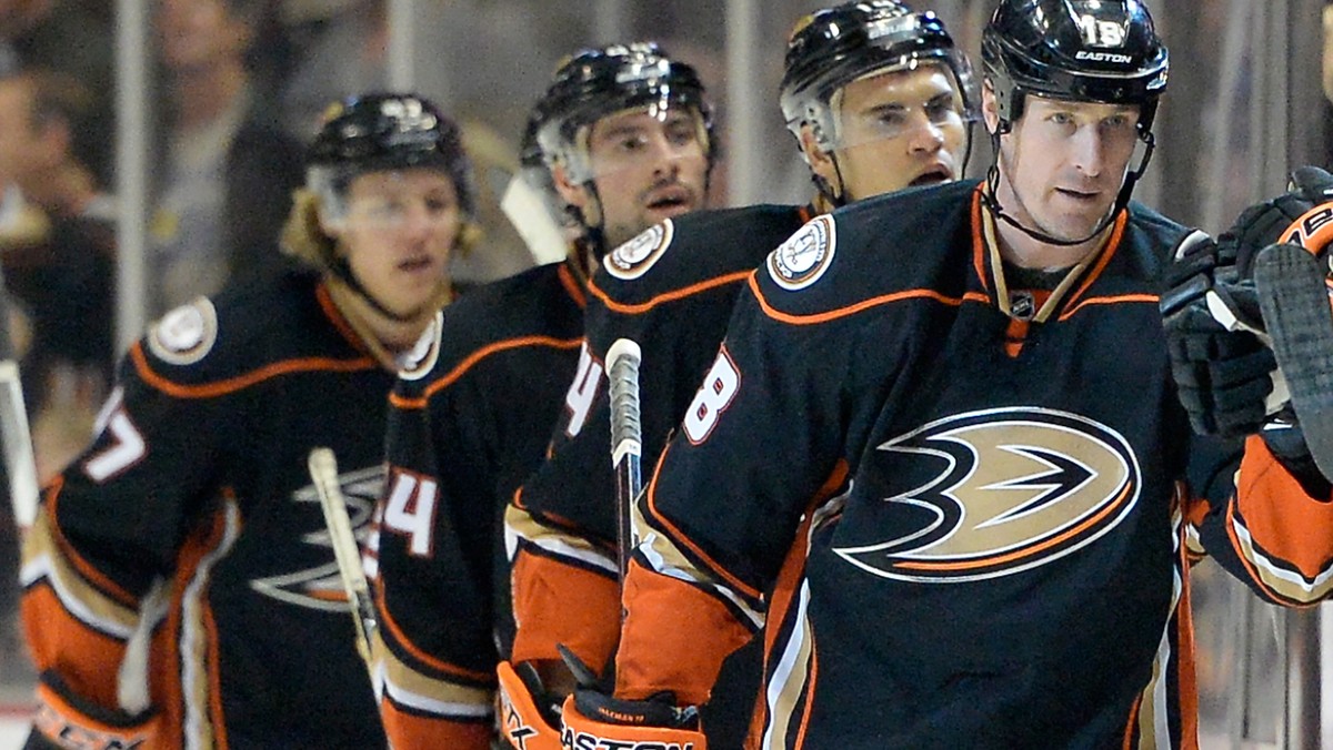 Anaheim Ducks jako pierwszy zespół znaleźli się w kolejnej rundzie play-off. Kaczory wygrały czwarty mecz z Winnipeg Jets 5:2 i całą rywalizację błyskawicznym 4-0. Ta seria była pokazem szerokości ich składu.