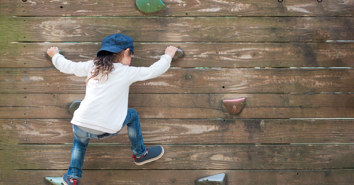 Tomek ma osiem lat. Stoi pod ścianą, oczy ma mokre. Tata mówi: "Nie bądź baba"