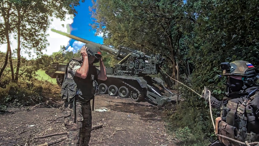 Ruska vojska puca na ukrajinske položaje iz samohodnog topa "malka 2S7M" na nepoznatoj lokaciji u Ukrajini 23. jula jpg