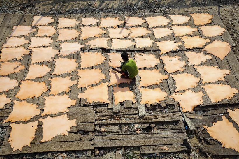 10-letni pracownik garbarni w Indiach