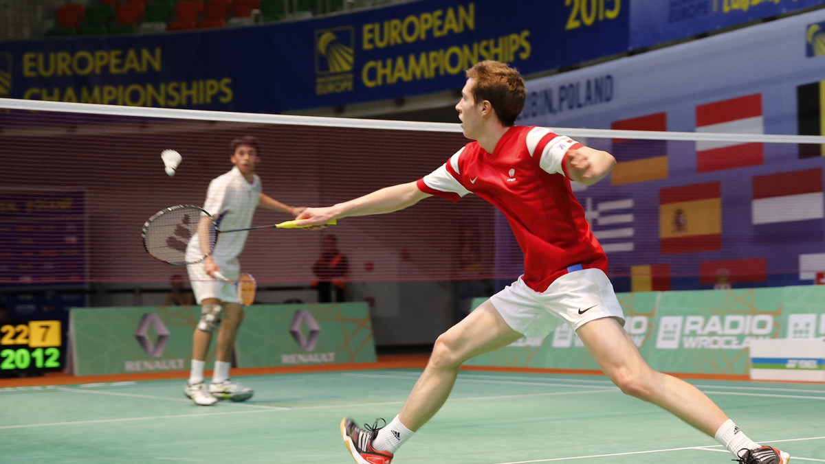 Pierwsza sesja czwartkowej rywalizacji podczas Mistrzostw Europy Juniorów w badmintonie wyłoniła ćwierćfinalistów turnieju indywidualnego. Aż 13 krajów będzie reprezentowanych na tym poziomie rozgrywek. Wśród szczęśliwej trzynastki jest również Polska, której honoru będą bronić debliści, Aleksander Jabłoński i Paweł Śmiłowski.