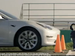 Tesla rozjeżdża manekina imitującego dziecko. Kierowcy testują, czy mogą ufać swoim autom