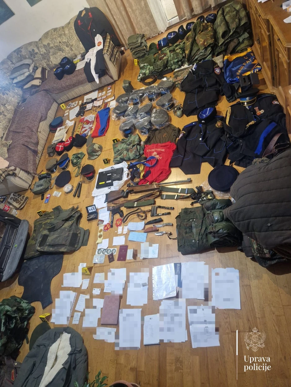 Oružje i stvari koje je zaplenila crnogorska policija 