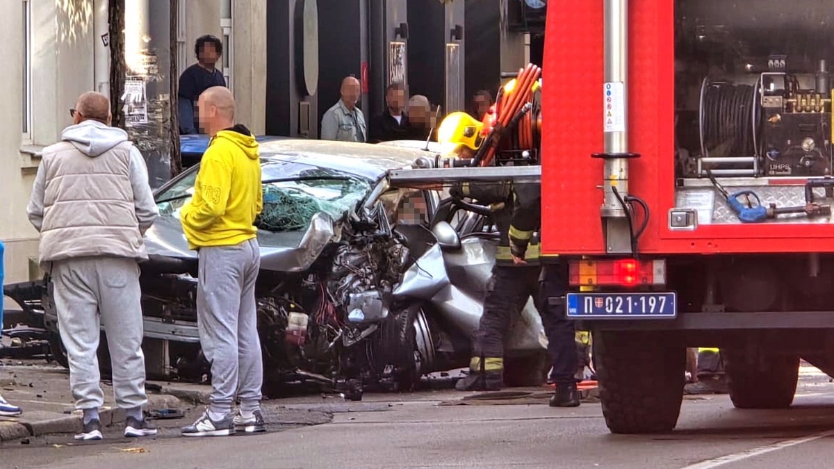 Jeziva saobraćajna nesreća u centru Beograda: Autobus udario u automobil (foto, video)