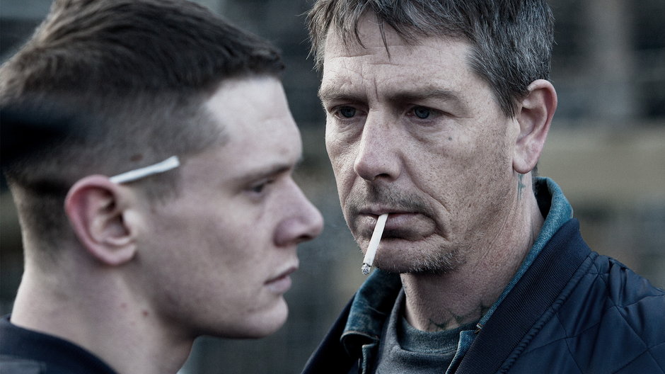 Jacka O'Connell i Ben Mendelsohn w filmie "Starred Up"