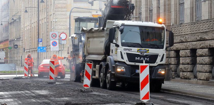 Remont 6 Sierpnia w Łodzi i kłopoty kierowców na innych ulicach w Centrum. Zmiana organizacji ruchu. Korki i objazdy