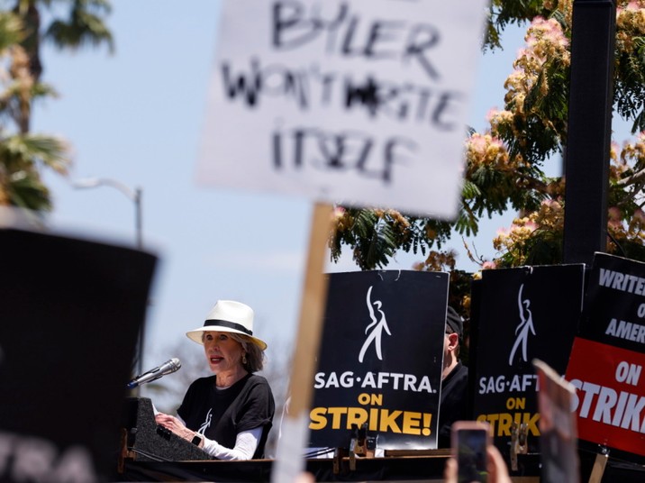 Jane Fonda przemawia na pikiecie w Los Angeles.