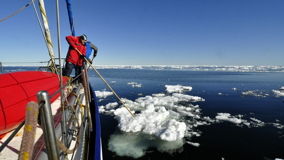 W zeszłym roku, płynąc bez prądu po awarii alternatora, dotarli do arktycznego archipelagu Ziemi Franciszka Józefa i ustanowili rekord Polskiego Żeglarstwa Polarnego. Do rekordu świata zabrakło im jedynie 8 mil. W tym roku pożeglują więc, aby go pobić. Wyprawa startuje 14 czerwca. Do kraju żeglarze powrócą późną jesienią.