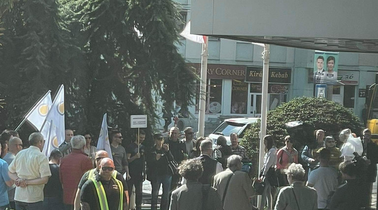 Gyülekeznek az emberek a MOL székház előtt /Fotó: Blikk