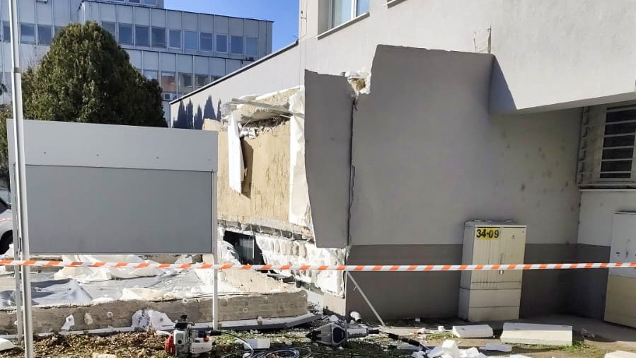 Pád časti strechy z Klientskeho cenra v Komárne, 25. februára 2026