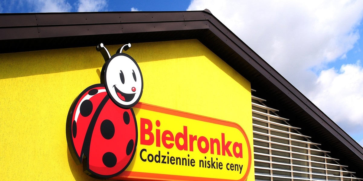 Biedronka ogłosił a promocję piwa, która ma promować system kaucyjny wprowadzony w sklepach sieci.