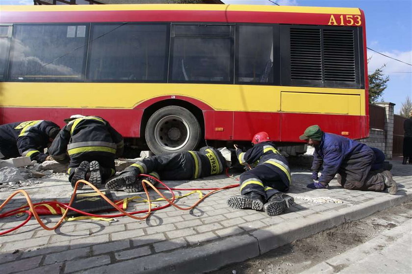 Autobus wbił się w płot. FOTO