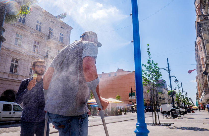 Na ulicy Piotrkowskiej stanęły kurtyny wodne, żeby chłodzić przechodniów