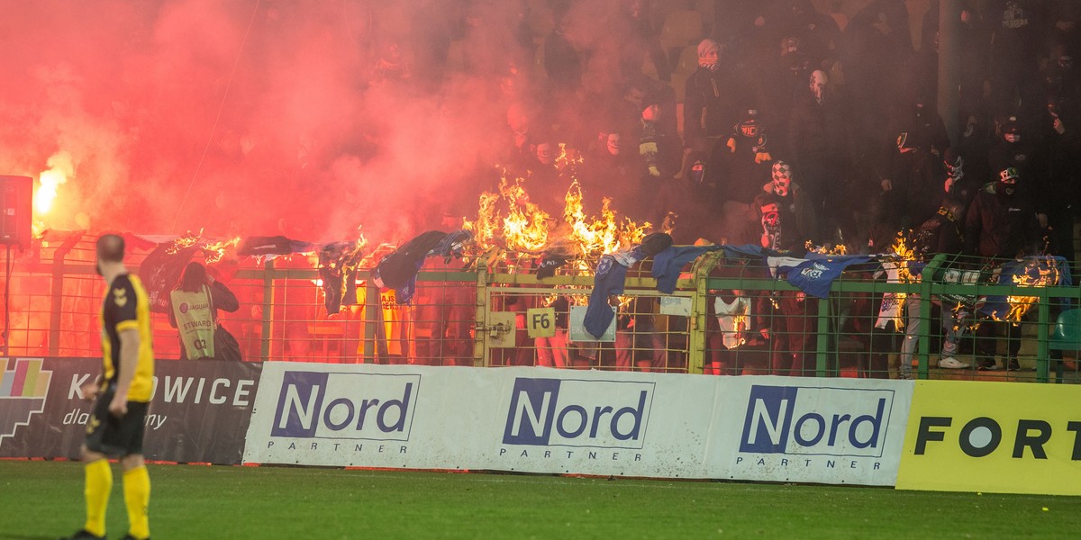 Skandaliczne zachowanie kibiców podczas meczu GKS-u Katowice z Widzewem Łódź doprowadziło do przerwania spotkania. 