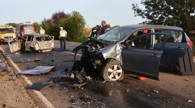 A balesetben ketten súlyosan megsérültek, egy rendőr életét vesztette. / Fotó: Tények