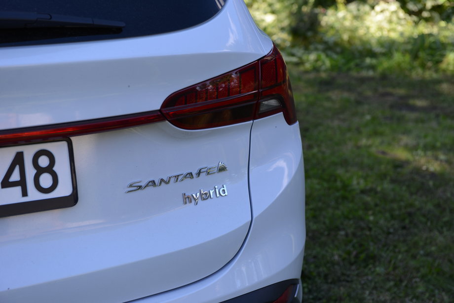 Hyundai Santa Fe występuje w wersji hybrydowej lub jako hybryda plug-in. W tym pierwszym przypadku można też wybrać auto z napędem na przód lub na obie osie.