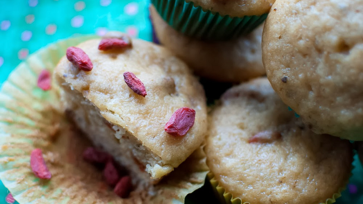 Każdy, kto pasjonuje się pieczeniem ciast i ciasteczek na pewno nie raz je piekł. Ta wersja muffinek was zaskoczy! Orkiszowe muffiny z jagodami goji są mięciutkie, puszyste, pachnące... po prostu bardzo smaczne. Domownicy będą zachwyceni! Idealnie nadają się na piknik i są bardzo proste w przygotowaniu. Dasz się skusić?