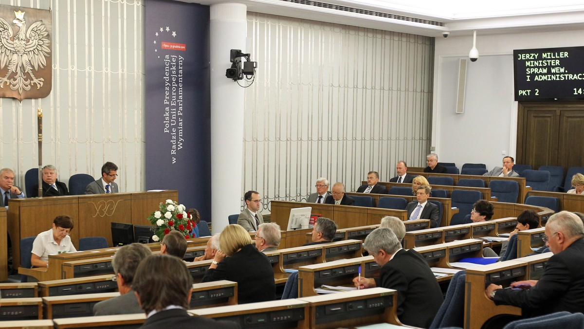 Osoby zalegające z alimentami dłużej niż pół roku mogą stracić prawo jazdy - przewiduje ustawa, o której dzisiaj dyskutował Senat. Prawo jazdy nie będzie zabrane, jeśli dłużnik płaci przynajmniej połowę zasądzonej kwoty; senatorowie chcą podnieść to minimum do 75 proc.