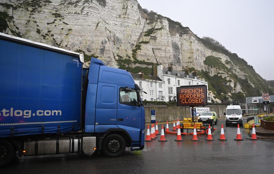 A híres doveri fehér sziklák, és egy kamion, amely már nem kelhet át Franciaországba / Fotó: EPA/NEIL HALL