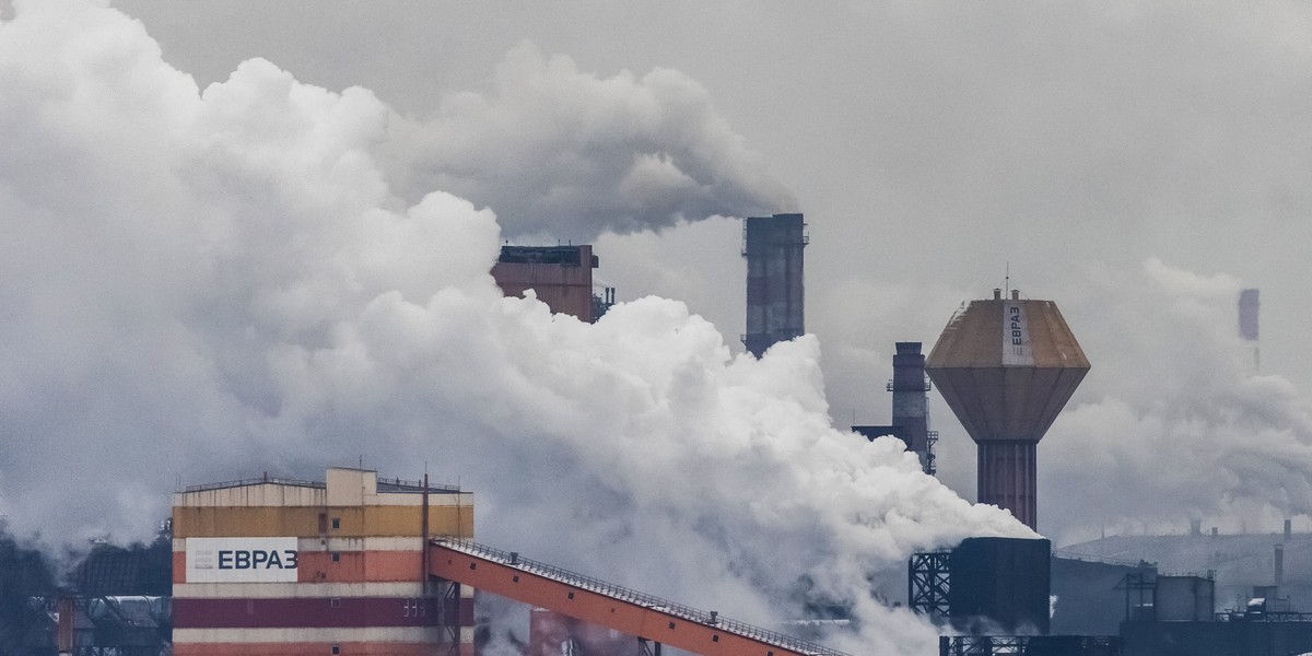 Logo grupy EVRAZ widoczne na budynkach kombinatu metalurgicznego Niżny Tagił.