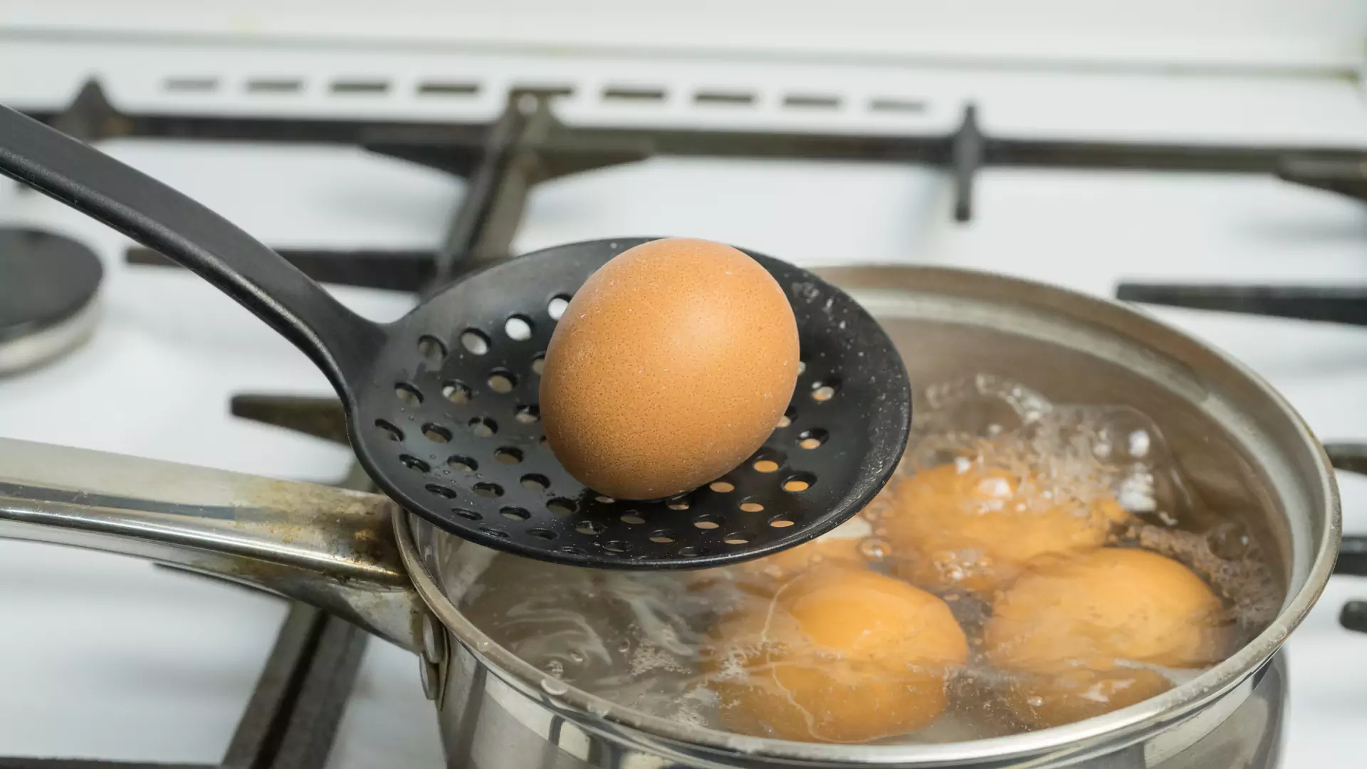 Uważaj, żeby nie przegotować jajek. Mogą stać się zielone