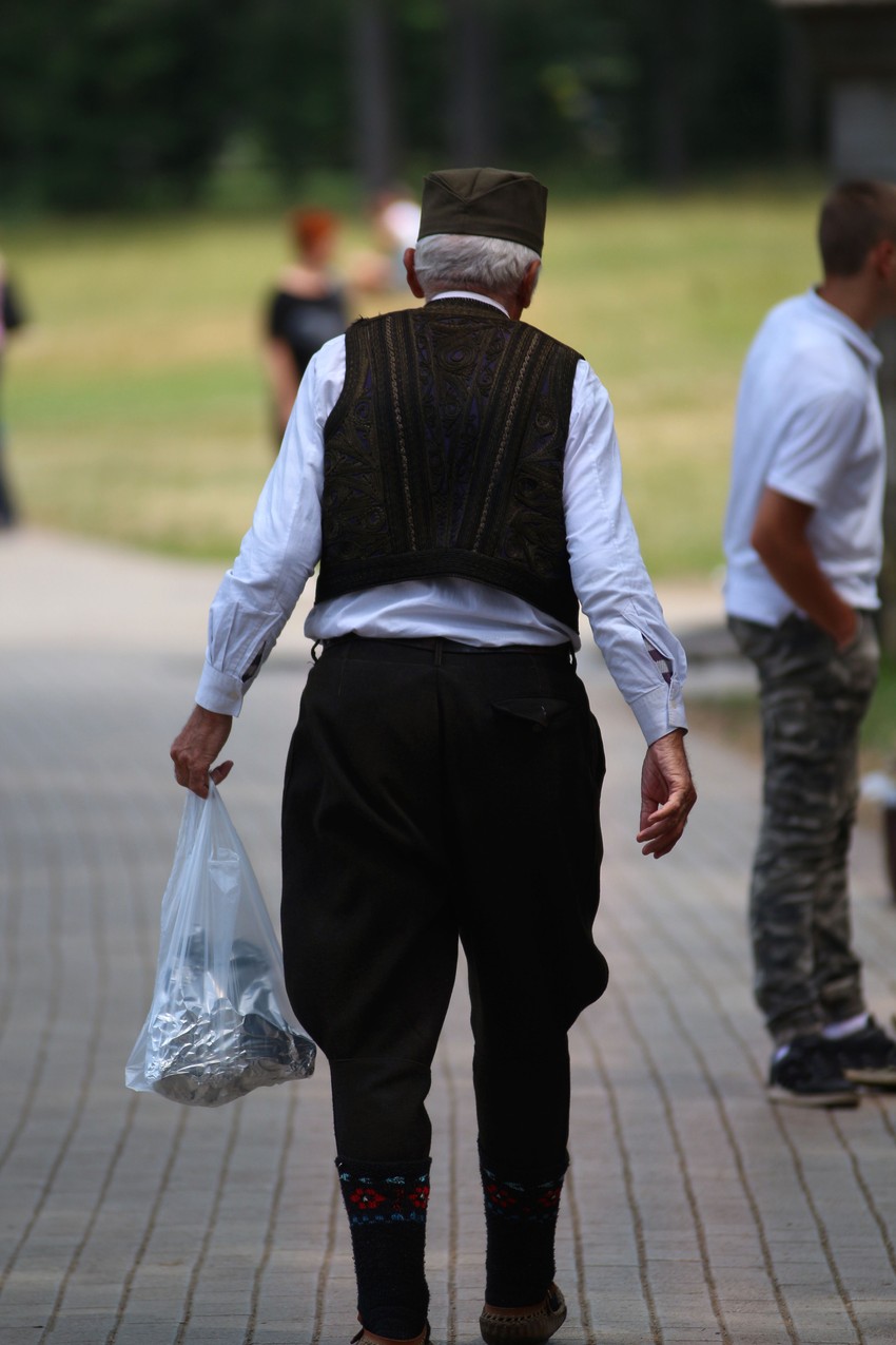 Srbi su najstariji narod. Od Srba su potekli svi današnji Sloveni, pa i većina naroda Evrope. Srpski geni su stari 12.000 godina, a geni ostalih naroda od 4.000 do 7.000 godina