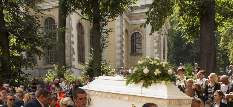 Cicha manifestacja na pogrzebie 10-letniej Kamili. ZDJĘCIA