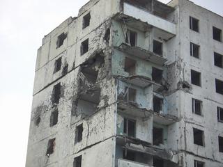 „Pocisk 2S4, który uderzyłby w pięciopiętrowy budynek, spadłby aż do drugiego piętra, zanim doszłoby do eksplozji”. Na zdjęciu zniszczony budynek mieszkalny w Groznym, 2006 rok.