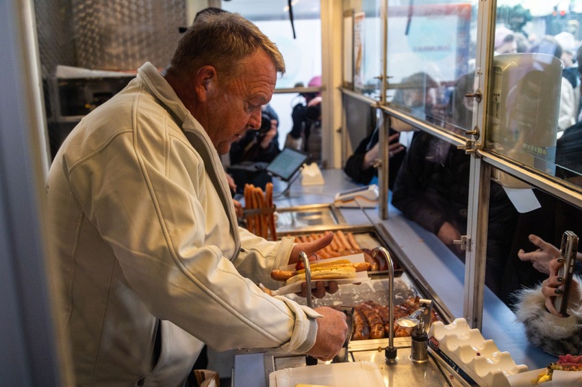 Lars Loke Rasmusen deli hot-dogove tokom predizborne kampanje u Kopenhagenu