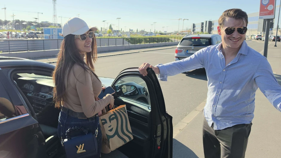 Tanja Savić i Muki na aerodromu
