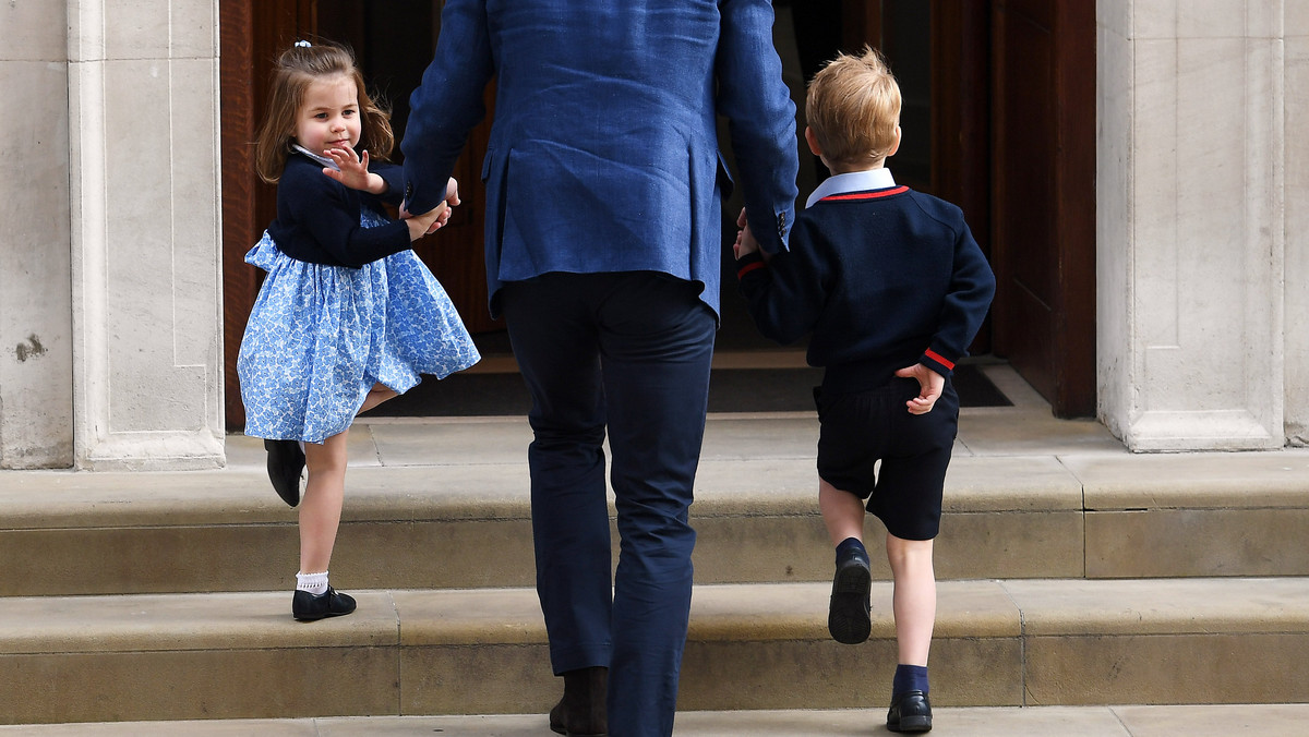 2 maja księżniczka Charlotte świętowała swoje trzecie urodziny. Zawiedli się jednak wszyscy ci, którzy czekali na tradycyjny portret małej księżniczki. To wyłom w tradycji, bowiem z okazji kolejnych urodzin dzieci Kate i Williama pojawiały się nowe zdjęcia ich pociech. Ekspert zdradza, dlaczego tym razem było inaczej.