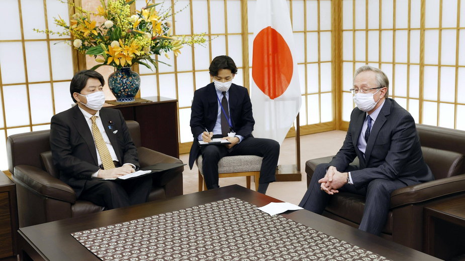Minister spraw zagranicznych Japonii Esimasu Haiasi (L) rozmawia z ambasadorem Rosji Michaiłem Gałuzinem w Tokio (fot. 24 lutego 2022 r.)