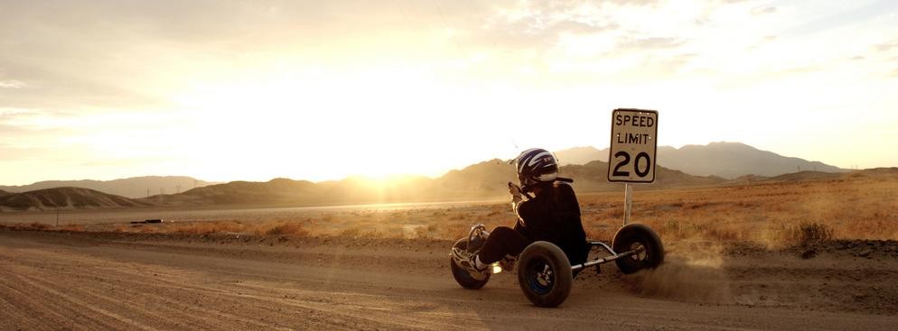 <b>Buggykiting </b><br/> - to lądowa odmiana żeglarstwa. Polega na poruszaniu się po lądzie lub piasku w specjalnym wózku, do którego przymocowany jest latawiec. Taki wózek może osiągnąć zawrotną prędkość, dochodzącą nawet do  100km/h.