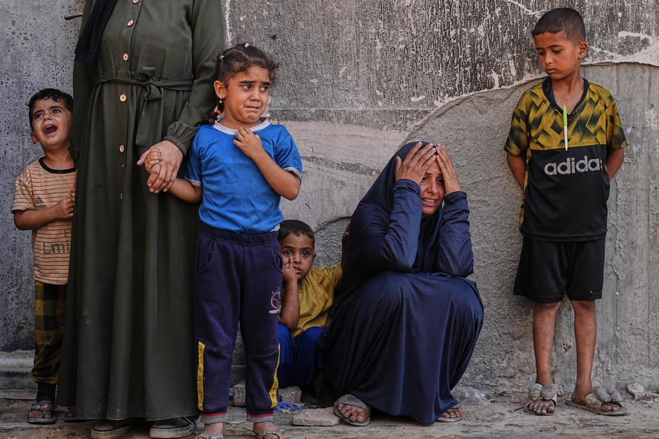 Rođaci Palestinaca poginulih u izraelskim napadima na Pojas Gaze oplakuju njihovu smrt ispred bolnice Al Šifa u Gazi