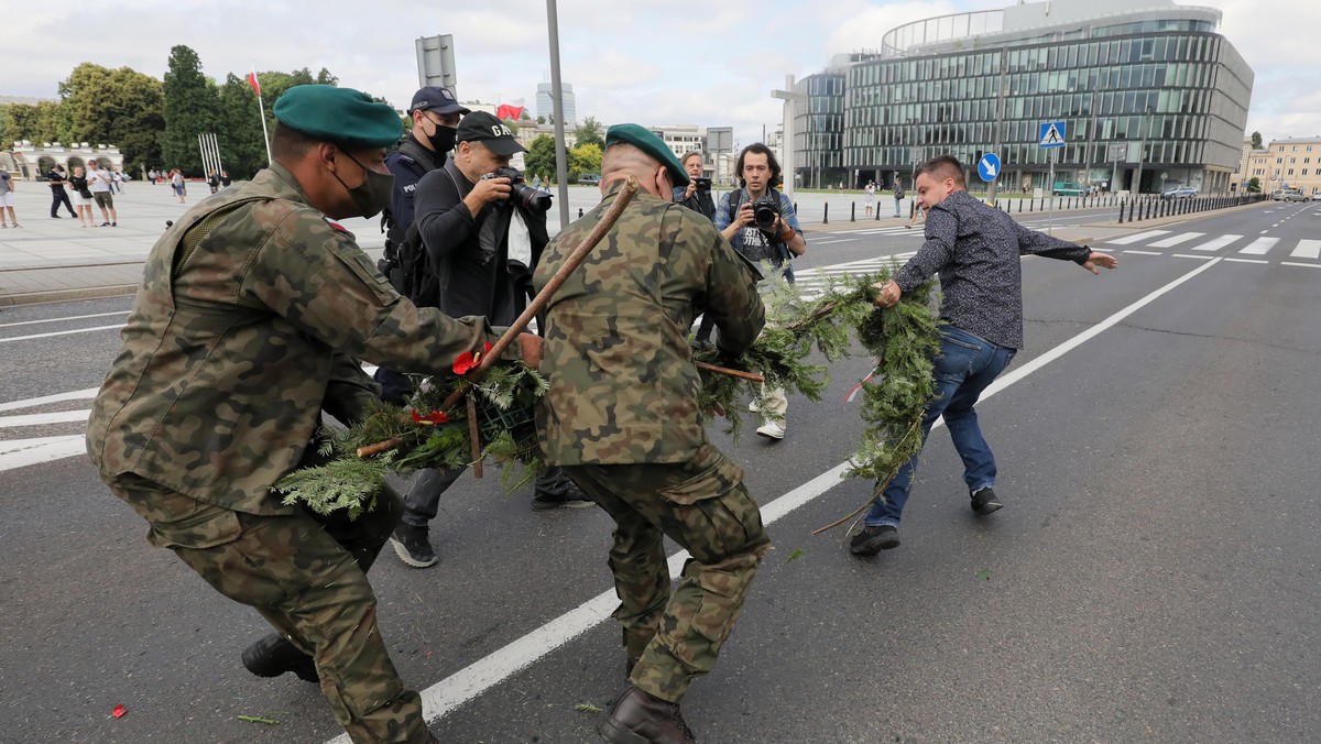 Przepychanki z policją pod pomnikiem smoleńskim