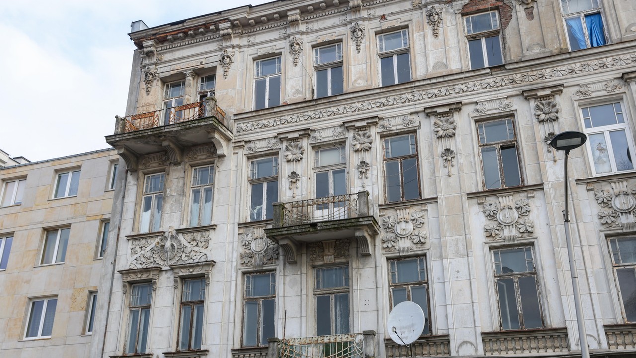 Huk w pobliżu Sejmu. Zawalił się strop kamienicy