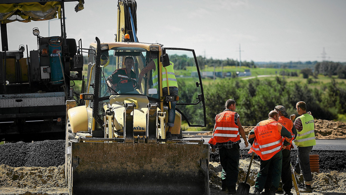 Budowa lub przebudowa ok. 132 km dróg wojewódzkich, budowa odcinków autostrady A2, końcowe prace przy węźle Stryków i obwodnicy Opoczna - to najważniejsze inwestycje drogowe w Łódzkiem w 2011 roku.