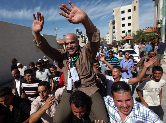 Palestyńczyk zwolniony z niewoli izraelskiej witany przez rodzinę i przyjaciół