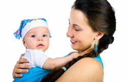 Co daje dziecku i rodzicom noszenie malucha w chuście i jak ją wybrać?