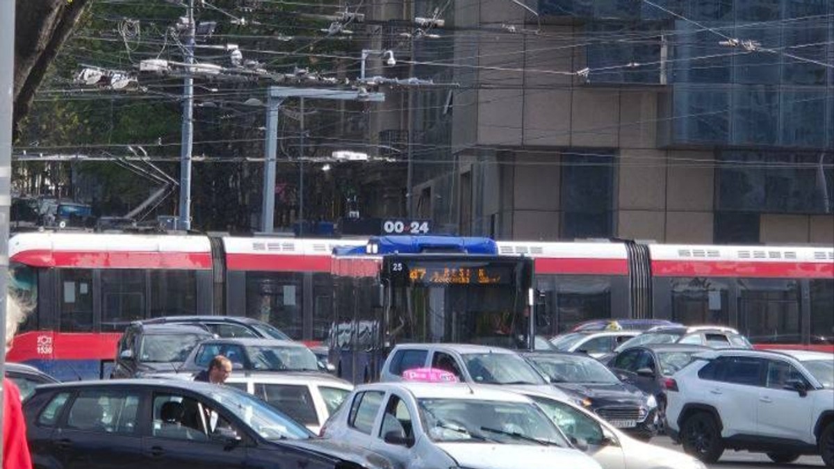 (Foto) Beograd stoji zbog udesa na Slaviji - vozači zaglavljeni u kolonama