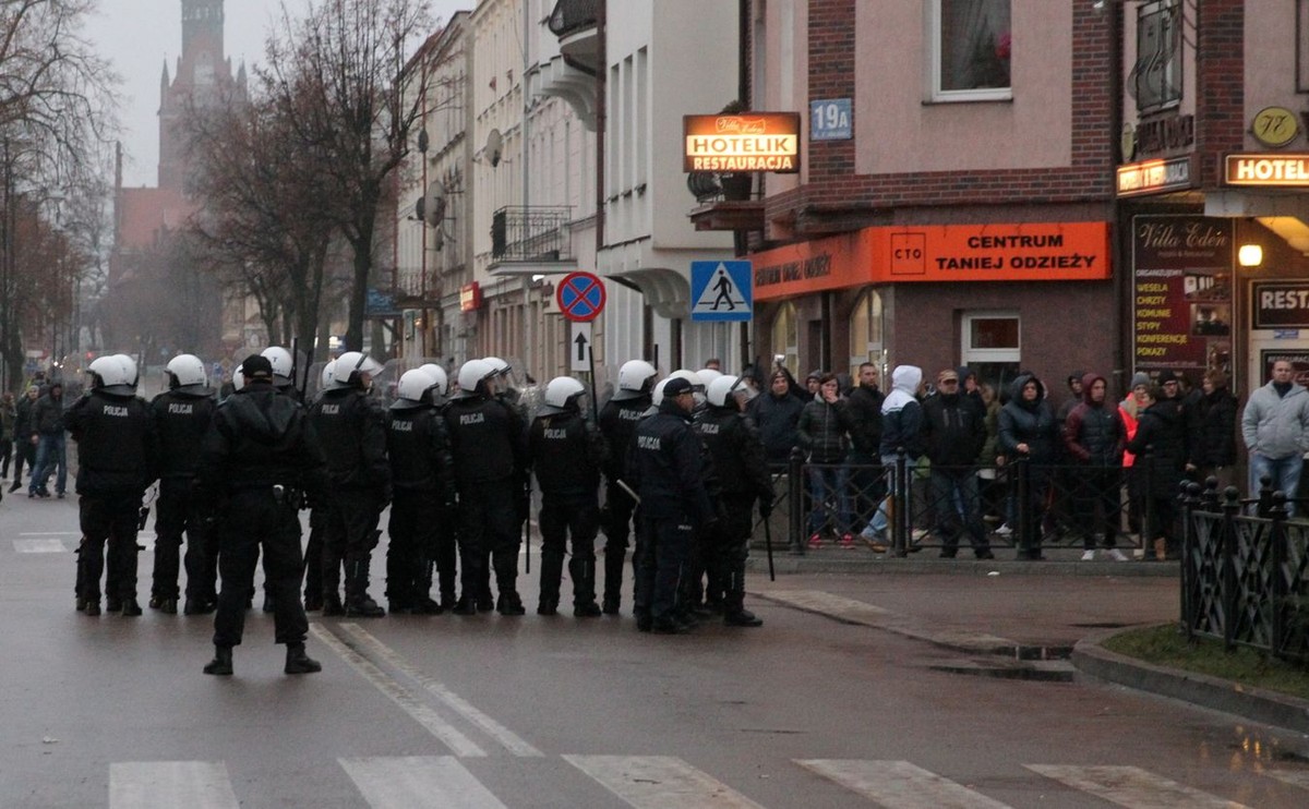 Zamieszki w Ełku po zabójstwie 21-latka, który zginął w noc sylwestrową. "Policjanci nadal zabezpieczają to miejsce"