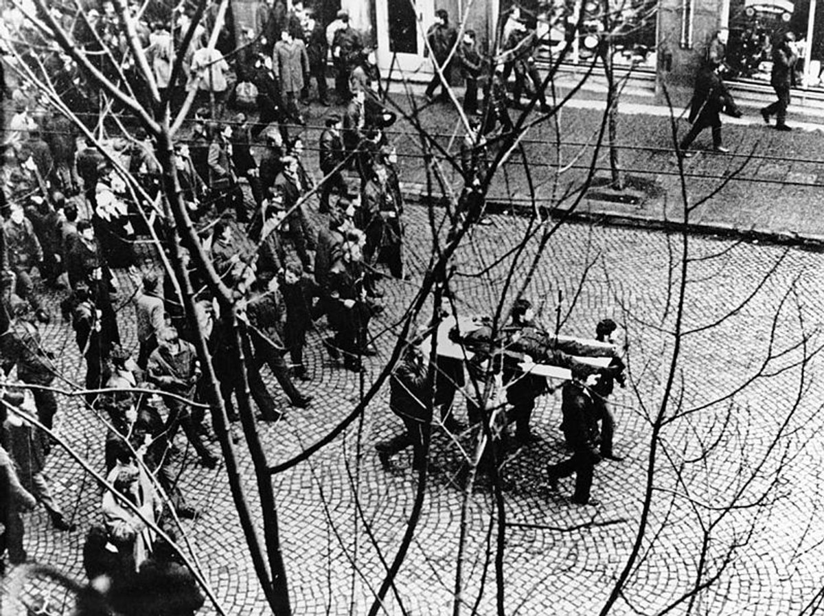 Demonstracje podczas Grudnia 1970 w Gdyni: Ciało Zbyszka Godlewskiego niesione przez demonstrantów, źródło: Andrzej Wajda (1981-07-10). "Uzupełniam swój życiorys". Tygodnik Solidarność (2): 11.