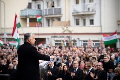 Orban: Musimy walczyć z inwazją migrantów, wojną na wschodzie i kryzysem na zachodzie