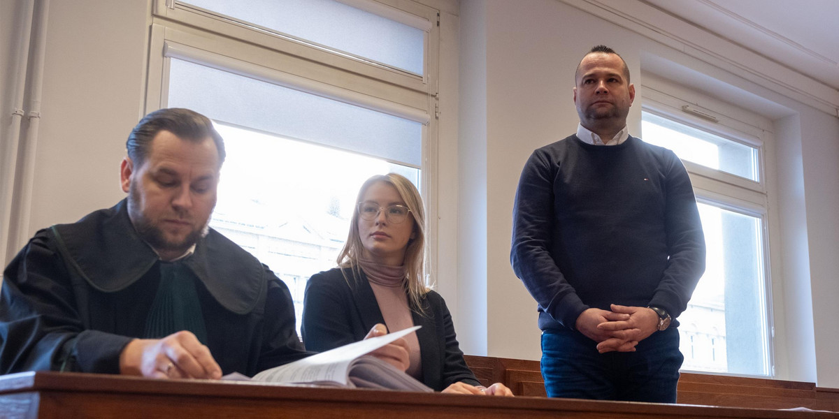 Robert Kolasa, były policjant, żąda 950 tys. zł za niesłuszne aresztowanie i fałszywe zarzuty.