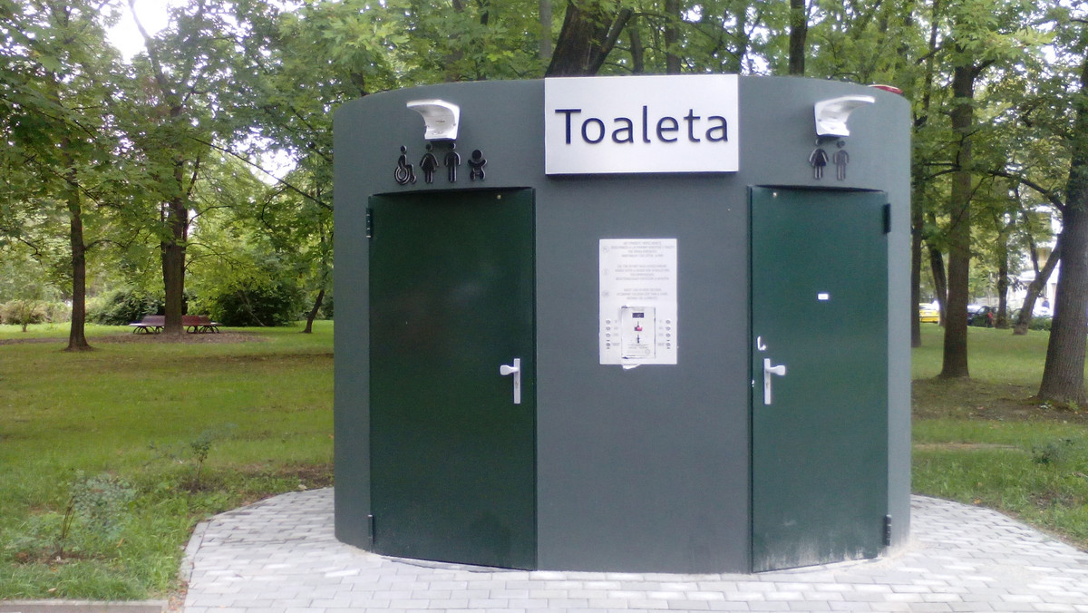 Na obrzeżach parku Ratuszowego urzędnicy wybudowali publiczną toaletę. Prace nad nią zakończyły się w maju tego roku, a na jej powstanie wydano 100 tysięcy złotych. Jednak do tej pory mieszkańcy nie mogą z niej korzystać. Najpierw poczekać trzeba było na podłączenie prądu. Teraz z kolei jest problem z zamkiem.