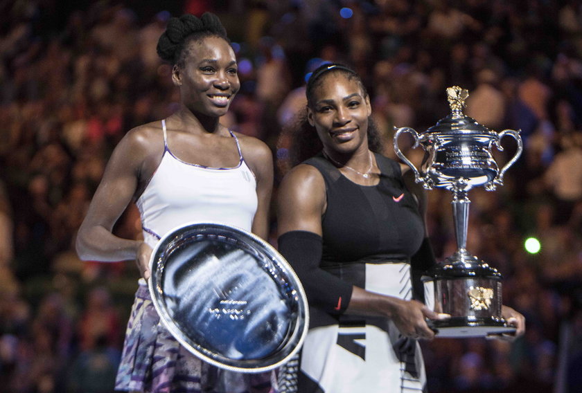 Venus (41 l., z lewej) i Serena (40 l.) Wiliams po finale Australian Open w 2017 r. Serena pokonała wtedy siostrę