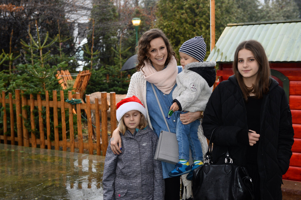 Monika Mrozowska z dziećmi w wiosce Świętego Mikołaja w Wilanowie