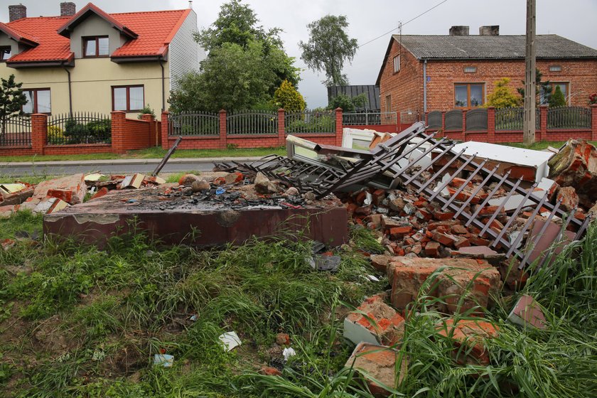 Śmierć na miejscu. 23-latek uderzył w przydrożną kapliczkę